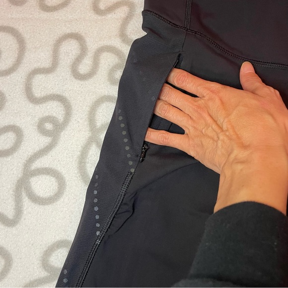 Lululemon reflective dots run capris size 6 - Picture 4 of 8